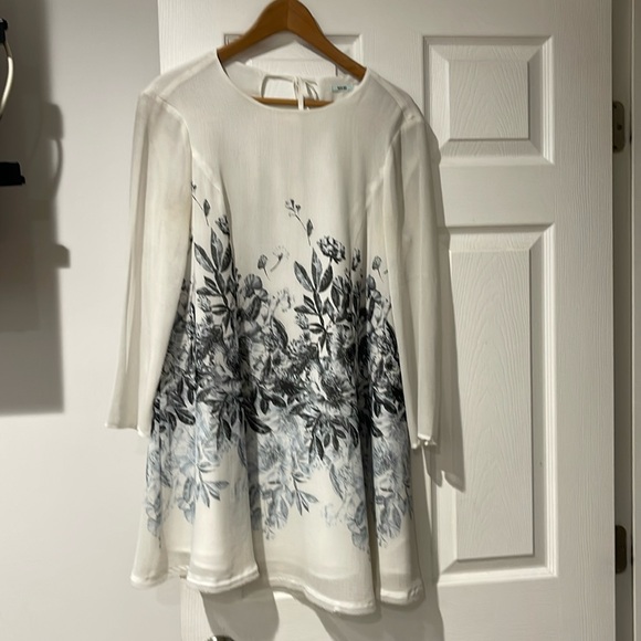 Dress kimchi blue. White with flowers medium 100 polyester good condition - Picture 1 of 8